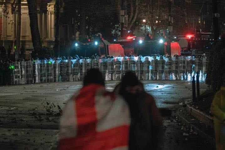 Etiraz, mitinq, etiraz, Avropa, gürcü, arzu, polis, hüquq-mühafizə, zorakılıq, nümayişçilər, dinc